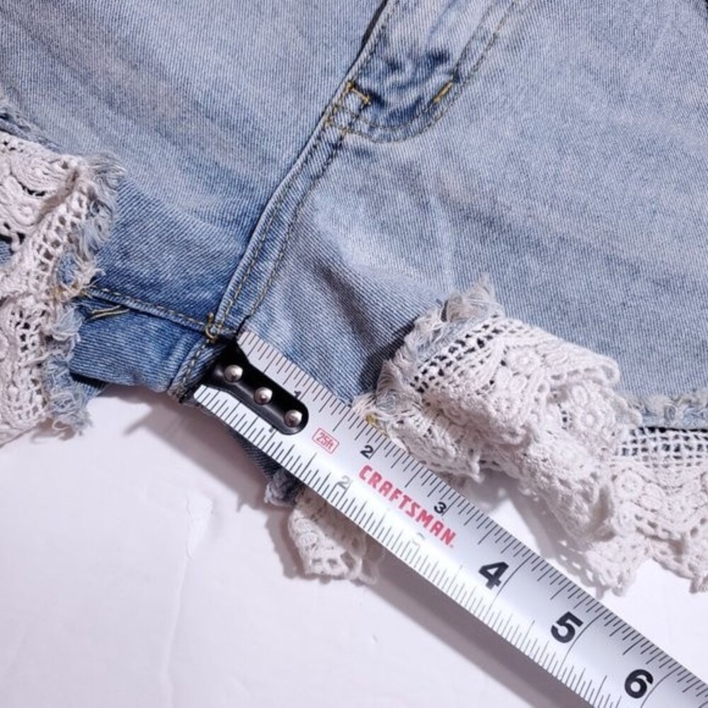 Free People Distressed Lace Hem Mini Denim Shorts Light Wash Size 26 Boho Summer - Picture 12 of 12
